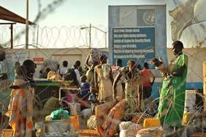 Des habitants de Juba arrivent dans une base de l’ONU pour s’y réfugier, le 20 décembre 2013. © AFP