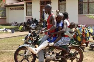 Une famille quitte un hôpital de Bangui avec un jeune garçon blessé à la jambe, le 21 décembre © AFP