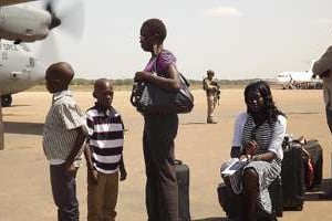 Des citoyens américains attendent d’embarquer dans un avion militaire américain, à Juba. © AFP
