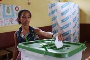 Une femme vote lors des élections présidentielle et législatives, le 20 décembre. © AFP