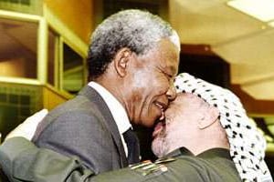 En 1992, Nelson Mandela avec Yasser Arafat. © François Rojon/AFP