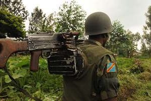 Un soldat de l’armée congolaise en patrouille dans le Kivu. © AFP