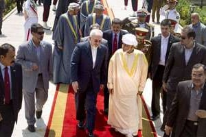 Le sultan d’Oman (à dr.) accueilli par le chef de la diplomatie iranienne Javad Zarif, le 25 août. © Maryam Rahmanian/Newscom/Sipa