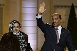 Le président mauritanien Mohamed Ould Abdel Aziz (d) et son épouse, le 6 décembre 2013 à Paris. © Eric Feferberg/AFP
