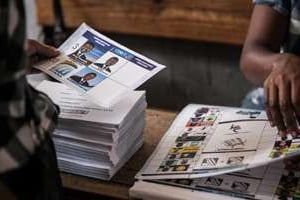 Un électeur tient un bulletin de vote durant l’élection présidentielle malgache, le 20 décembre © AFP