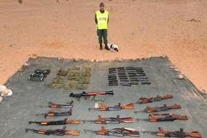 Lors d’une saisie d’armes et de munitions, le 5 janvier 2011 à Amgala, au Sahara occidental © AFP