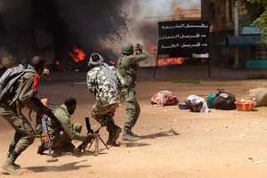 Des soldats maliens tentent le 21 février 2013 de sécuriser la ville de Gao, dans le nord du Mali. © AFP