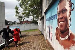 Un poster de l’ancienne Première dame Simone Gabgbo à Abidjan. © AFP