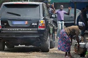 Un Range Rover le 19 décembre 2013 dans une rue d’Abidjan. © AFP