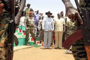 Salva Kiir (à g.) et Riek Machar, en avril 2010. © Goran Tomasevic/Reuters