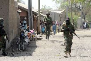 Des soldats patrouillent le 30 avril 2013 dans une rue de Baga, dans l’état de Borno. © AFP