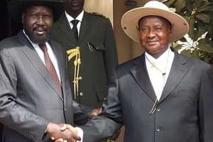 Salva Kiir et Yoweri Museveni, le 30 décembre 2013 à Djouba. © AFP