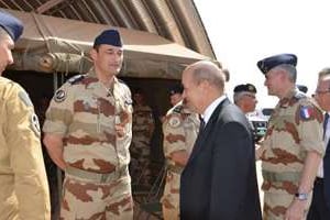 Le ministre de la Défense français, Jean-Yves Le Drian, à Bamako le 1er janvier 2014. © AFP