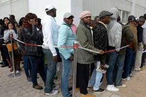 Des immigrés font la queue devant le siège de la préfecture de Rabat, le 2 janvier 2014. © AFP