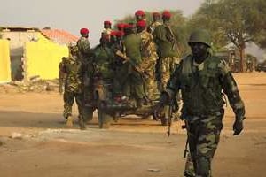 Des soldats de l’armée sud-soudanaise patrouillent dans les rues de Djouba, le 2 janvier 2014. © AFP