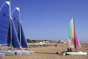 Des bateaux à voile sur une plage près d’Agadir. © Sipa