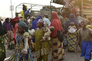 Des immigrés de la communauté nigérianne arrivent à l’aéroport de Bangui. © AFP