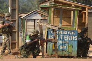 Des soldats burundais de la force africaine (d) patrouillent avec des troupes françaises. © AFP