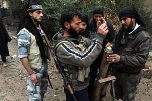 Des combattants rebelles à Deir Ezzor le 31 décembre 2013. © AFP