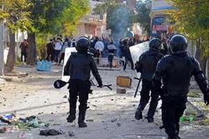 Des policiers face à des manifestants le 27 novembre 2013 à Siliana. © AFP