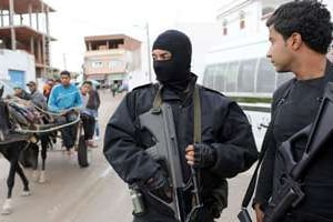 Des policiers tunisiens en banlieue de Tunis, le 31 octobre 2012. © Fethi Belaid/AFP