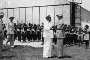 Le général de Gaulle s’entretien avec Félix Éboué, à Brazzaville, en 1941. © Afp