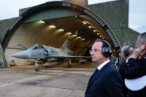 Le président François Hollande lors d’une visite à la base aérienne de Creil, le 8 janvier 2014. © AFP