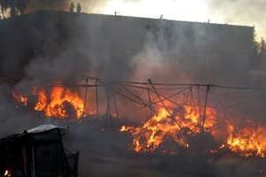 Des pneus en feu à Kasserine, le 8 janvier 2014. © AFP