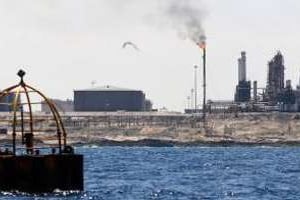 Une raffinerie libyenne, à Zawiya, en août 2013. © Mahmud Turkia/AFP