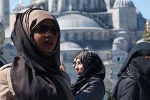 Des femmes musulmanes portant le hijab et le niqab. © Petar Milošević / Wikimedia Commons