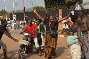 Des habitants célèbrent le départ de Michel Djotodia. © AFP