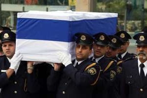 Le cercueil d’Ariel Sharon porté par la garde d’honneur à son arrivée le 12 janvier 2014. © AFP