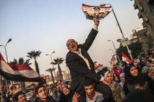 Un Égyptien brandit un portrait du général Abdel Fattah al-Sissi, le 14 janvier 2014 au Caire. © AFP