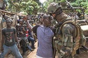 Un soldat français avec un habitant de Bangui. © AFP