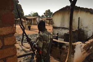Un combattanat « anti-Balaka » à Bougoura, à 60 km au nord de Bangui, le 19 janvier 2014. © AFP/Eric Feferberg