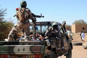 Des soldats de l’armée malienne en patrouille près de Gao. © AFP