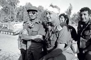 Avec Moshe Dayan (à g.) durant la guerre du Kippour, en octobre 1973. © AFP Photo/IDF-HO