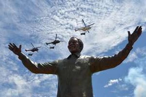 Haute de 9 m, la statue géante en bronze de Mandela a été inaugurée le 16 décmbre 2013. © Alexander Joe/AFP