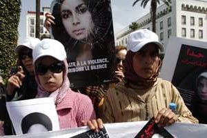Manifestation le 17 mars 2012 à Rabat pour dénoncer la mort d’Amina Al-Filali. © Reuters