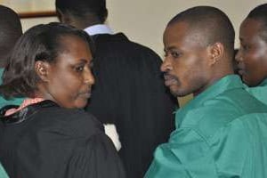 Le détenu Joël Mutabazi avec son avocate à la prison de Kigali. © DR