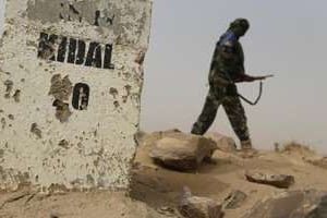 Un panneau indicateur sur une route malienne reliant Gao à Kidal, le 26 juin 2013. © AFP