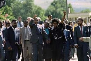 Nelson et Winnie Mandela levant le poing à la sortie de Mandela de prison le 11 février 1990. © AFP