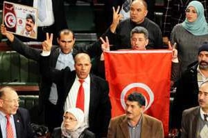 Des membres de l’Assemblée constituante saluent l’adoption par la Tunisie d’une constitution. © AFP