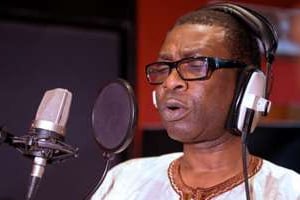 Youssou Ndour enregistre une chanson pour la paix en Centrafrique, le 26 janvier 2014. © AFP