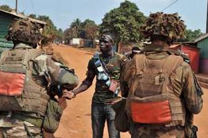 Des soldats français parlent avec un membre des milices anti-Balaka, le 25 janvier à Bangui. © AFP