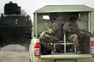 Des soldats nigérians patrouillent le 5 juin 2013 près de Maiduguri, dans l’état de Borno. © AFP
