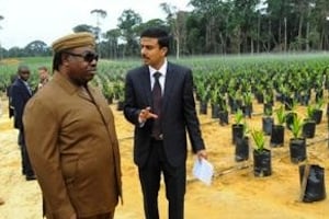 Le président gabonais Ali Bongo (g) et le directeur général d’Olam Gabon, Gagan Gupta, en 2011. DR