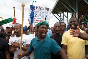 Manifestation de travailleurs des mines de platine dans un stade de Marikana, le 30 janvier 2014. © AFP