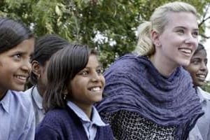 Scarlett Johansson pose pour Oxfam avec des écoliers indiens, le 22 février 2007. © AFP