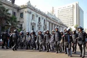 Des policiers anti-émeutes, le 2 décembre 2013 à Alexandrie. © AFP